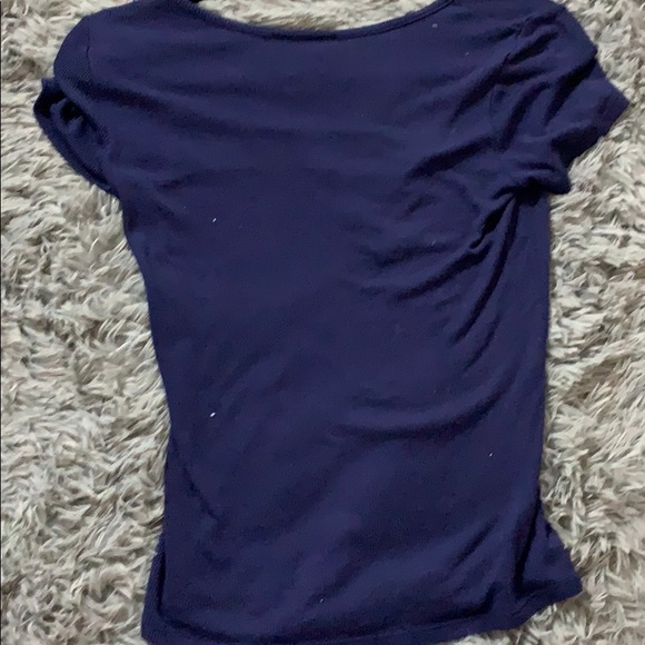 Cute form fitting v neck tee - Picture 2 of 3